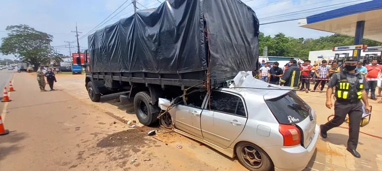 El vehículo de la victima quedó incrustado bajo el camión militar.