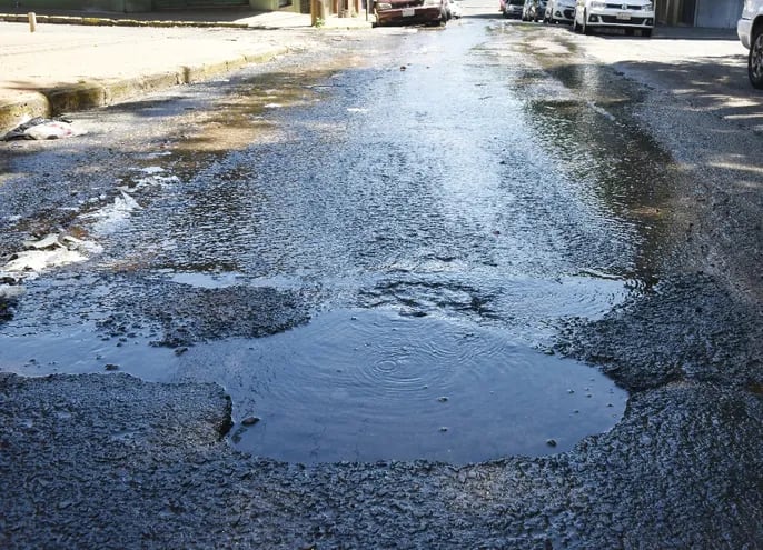 Sobre la calle General Bruguez, entre la avenida Eusebio Ayala y 9 de Marzo, se registra desde hace semanas la pérdida de agua.
