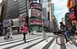Varias personas cruzan una calle cerca de Times Square, en Nueva York.