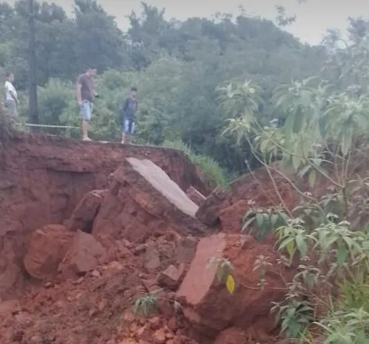 El temporal registrado anoche destruyó el puente en la zona rural de Itakyry.