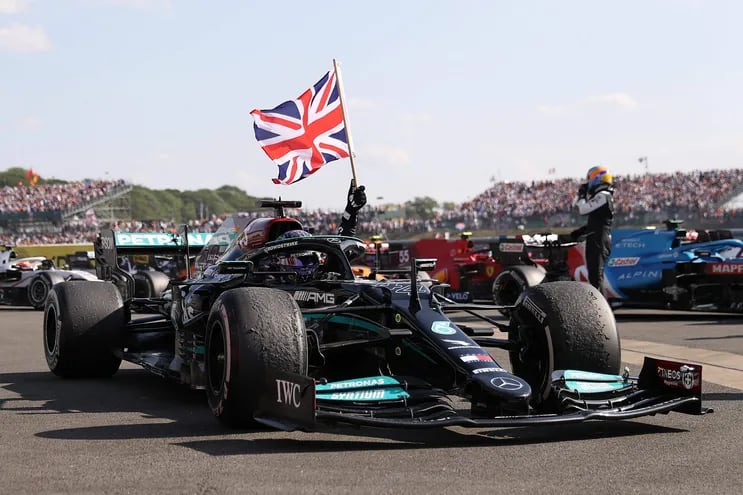 Lewis Hamilton celebró a lo grande su triunfo  en su casa, lo que fue tomado por Max Vertappen como “irrespetuoso y antideportivo”. (AFP).