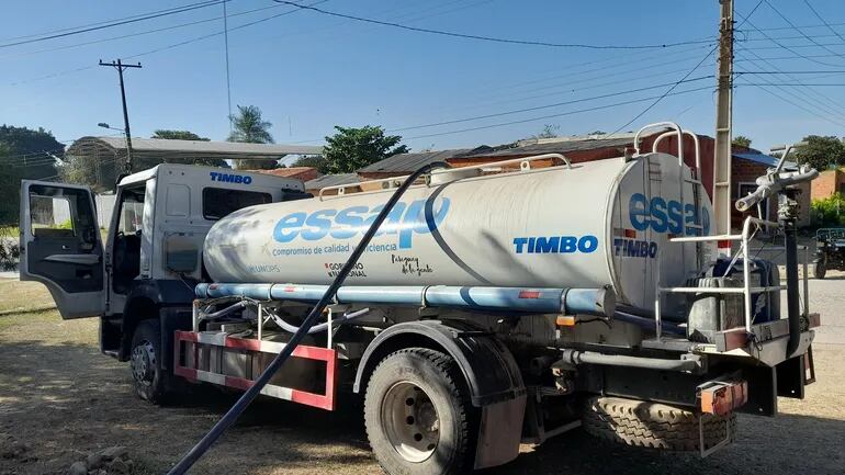 Camión cisterna de la Essap recoge agua tratada de la Junta de Saneamiento de Fuerte Olimpo para llevar a las poblaciones afectadas por la sequía en el distrito.