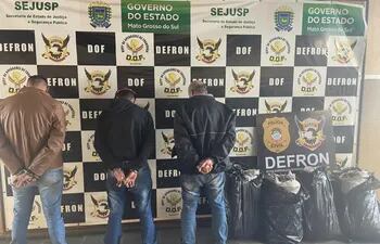 Detenidos durante el operativo realizado por la Delegación Especializada en Represión de Delitos de Frontera (DEFRON), en Ponta Porã.