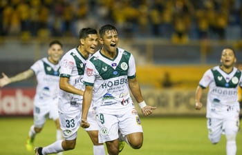 Luis Ibarra celebra su gol para el Verdes Hankook de Belice.