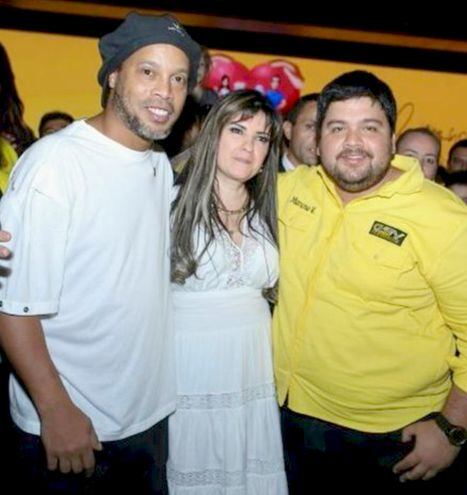Dalia López Troche pasó de humilde secretaria a millonaria. Aquí junto a Ronaldinho y José Luis  “Moreno” Vázquez.