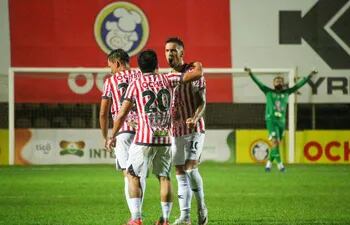 El grito de gol del mediapunta Juan  Heinze, en la segunda anotación del “Rayadito”. Héctor Bustamante y Ariel Benítez acompañan el festejo. (Foto: APF)