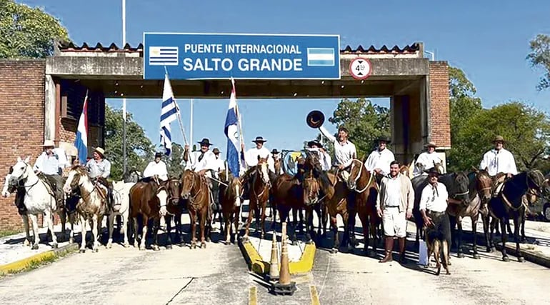 La comitiva uruguaya conformada por apareceros y caballos, rumbo a Asunción, Paraguay.