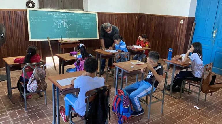 Alumnos de una escuela ubicada en la Isla Chaco´i de Concepción dan clases en albergue ante inundaciones.
