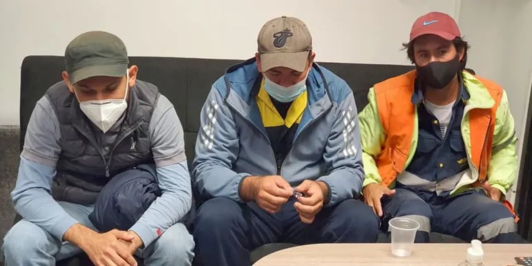 Francisco Javier Torres Ortiz, Omar Agustín Gómez Cuéllar y Damacio Brítez Ávila, funcionarios de la Dinac arrestados ayer en el aeropuerto Silvio Pettirossi de Luque.