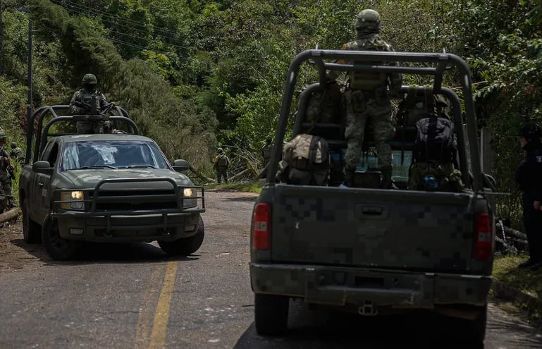 Miembros del Ejercito Mexicano resguardan carreteras debido a la violencia desatada en las comunidades de Pantelhó y Chenalhó, el pasado 9 de julio de 2021, en el municipio de San Cristóbal de las Casas, Chiapas (México).