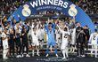 El portero del Real Madrid, Thibaut Courtois (c), levanza el trofeo junto a sus compañeros al término de la final de la Supercopa de Europa disputada por el Real Madrid y el Eintracht Frankfurt hoy miércoles en el Estadio Olímpico de Helsinki.