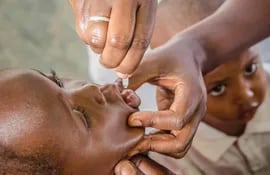 Un niño recibe la vacuna contra la polio en Uganda.