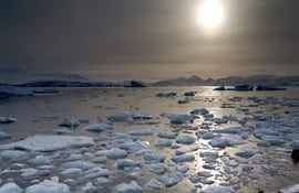 El deshielo de la Antártida Occidental, y la consiguiente subida del nivel del mar que acarreará, es ya "inevitable", pero un estudio indica que, manteniendo el calentamiento global por debajo de 1,5 grados, este proceso se produciría menos rápido y las comunidades costeras tendrían hasta 50 años para adaptarse. Un estudio del British Antarctic Survey (BAS) publicado este lunes en la revista Nature Climate Change subraya que el deshielo de la capa occidental de la Antartida y la consecuente subida de nivel del mar que provocaría a nivel global ya no es una cuestión de "si", sino de "con qué rapidez".