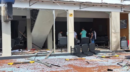 Así quedó la sede del BNF tras el ataque en Natalio, Itapúa.