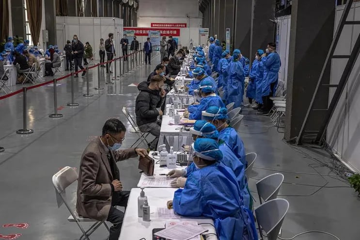 Centro de vacunación, en Pekín. China ordenar confinar a una ciudad entera para frenar rebrote de casos de covid.