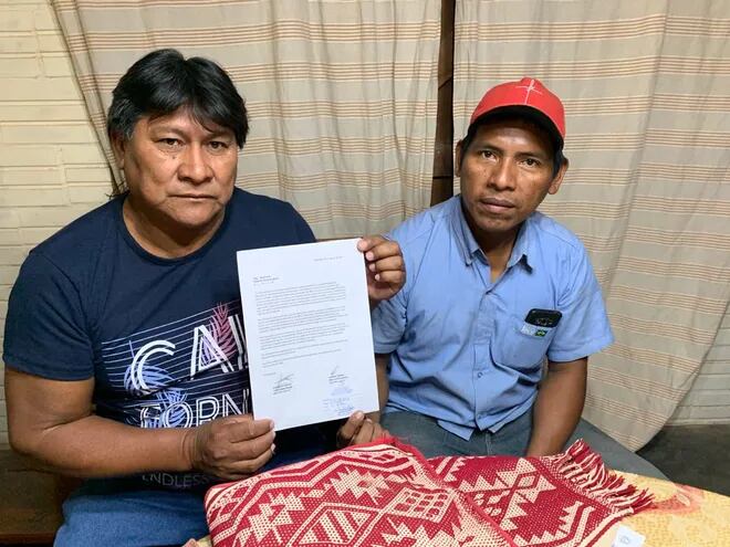A pesar de tener un documento que avala la ocupación de los pueblos originarios del Chaco, la reserva está siendo explotada por personas desconocidas. Crescencio Cáceres (i) y Cardozo Villalba, denunciantes.