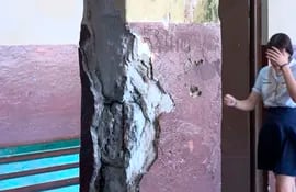 Pilar destrozado en la escuela y colegio República Argentina, que urge reparaciones en su estructura. Ya tiene 100 años.
