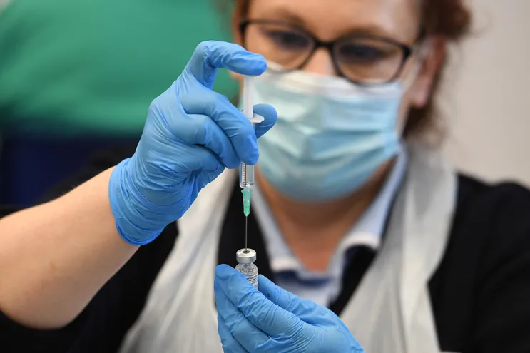 una enfermera prepara una dosis de la vacuna contra el Covid  BioNTech/Pfizer.