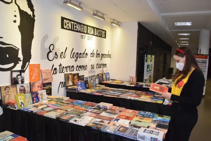 Una joven observa enel stand de libros de autores paraguayos que estará habilitado de 08:00 a 18:00 horas durante los cinco días de la Libroferia Encarnación, que se desarrollará hasta el domongo cinco, en la sede de la Universidad Autónoma de Encarnación.