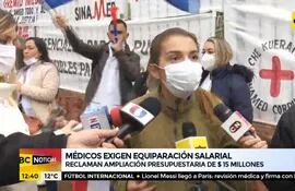 Médicos protestan y exigen equiparación salarial