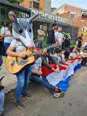Las manifestaciones de  desvinculados de Itaipú siguen frente a la sede de Asunción de la entidad.