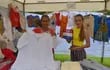 Las artesanas Maria Vicenta Martinez y Vivíana Belén Vera exhibiendo sus productos en la Expoferia de Ao Po'i.