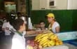 un-alumno-de-la-escuela-republica-del-brasil-ubicada-en-el-microcentro-de-asuncion-elige-una-de-las-frutas-de-la-cantina-saludable-durante-la-hora-d-193441000000-1321870.jpg