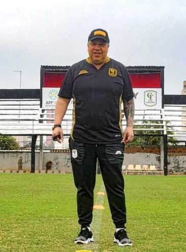 Robert Pereira Molina (54 años), entrenador de Tacuary.