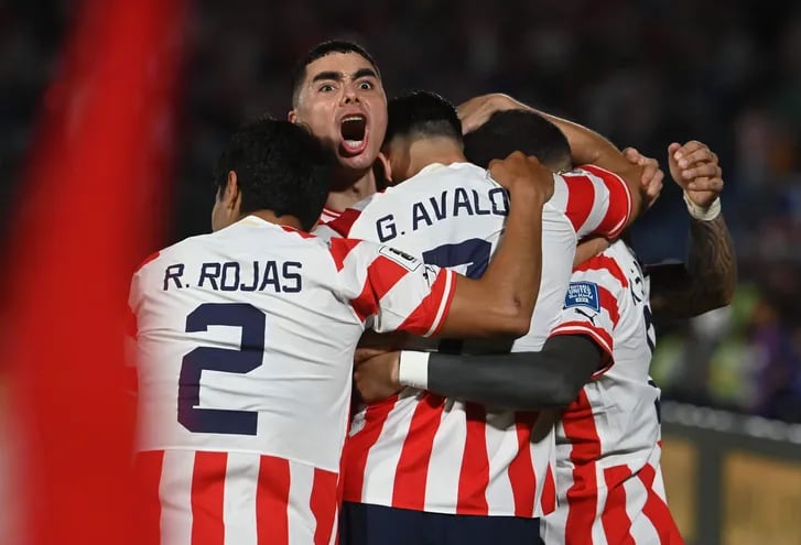 Los jugadores de la selección paraguaya celebran un gol en el partido contra Bolivia por las Eliminatorias Sudamericanas 2026.