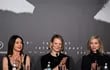 Elsa Zylberstein, Mia Wasikowska y la directora Jessica Hausner durante una conferencia de prensa para la película "Club Zero" en el Festival de Cine de Cannes