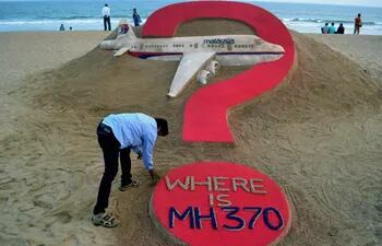 Un artista indio crea una escultura de arena sobre el desaparecido vuelo MH370.