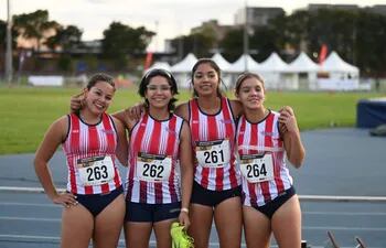 Las atletas Jazmín Quiñónez, Cecilia Narváez, Melissa Aranda y Miriam Ramos con nuevo récord.
