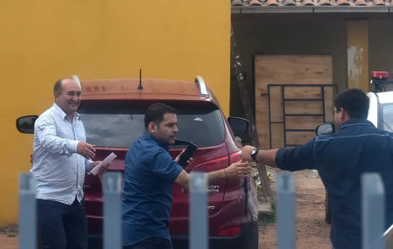 El juez Néstor Ramón Arévalo Zorrilla (camisa clara), presidente con permiso del Deportivo Santaní, fue detenido ayer de mañana en plena vía pública, momentos antes de que llegase a su despacho.