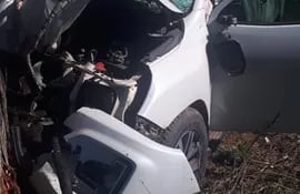 Uno de los vehículos involucrados en el accidente en Montelindo se estrelló contra un árbol. Falleció Charly Regier Friesen.