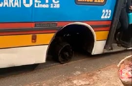 Un bus de la Línea 128, empresa Ypacaraí, se quedó sin rueda en plena circulación sobre la ruta II, se informó. Cetrapam anunció un paro del servicio, en medio de abundante quejas de su prestación.
