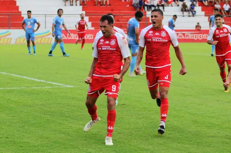 Clementino González celebra tras anotar el segundo gol de la victoria de General Caballero contra Resistencia.