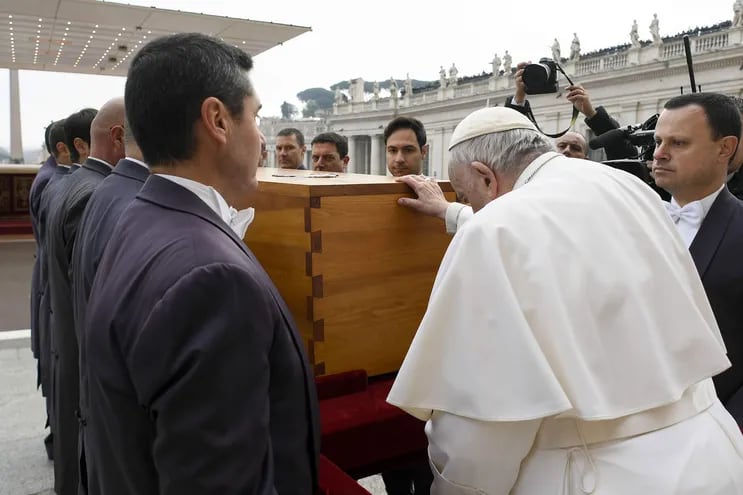 El papa Francisco bendice el ataúd del papa emérito Benedicto XVI (Joseph Ratzinger) durante la ceremonia en la plaza de San Pedro, en el Vaticano.