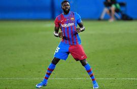 (FILES) In this file photo taken on August 8, 2021 Barcelona's French defender Samuel Umtiti enters the pitch during the 56th Joan Gamper Trophy friendly football match between Barcelona and Juventus at the Johan Cruyff Stadium in Sant Joan Despi near Barcelona. - Samuel Umtiti will be loaned for a season by Barcelona to Lecce, the two clubs announced on August 25, 2022. (Photo by Pau BARRENA / AFP)