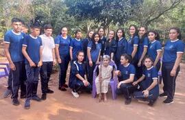 Los alumnos del Colegio Nacional San Pedro Apóstol se tomaron una foto con la agasajada Facunda Primitiva García, de 100 años.