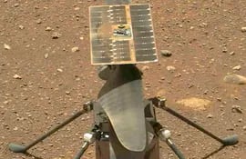 El dron Ingenuity, con su panel solar y sus dos aspas.