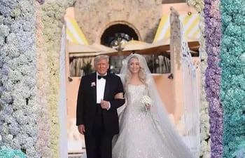 Donald Trump con la bella novia Tiffany ingresando a la ceremonia de boda.