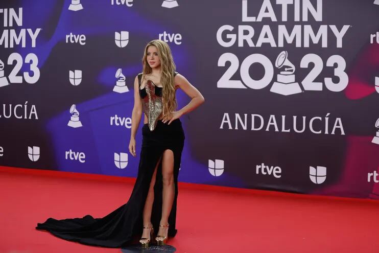 La cantante colombiana Shakira posa para los fotógrafos en la alfombra roja de la gala anual de los Latin Grammy, en Sevilla.