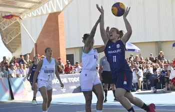 La selección paraguaya femenina de Baloncesto 3x3 durante el duelo de semifinales contra Argentina en el COP.