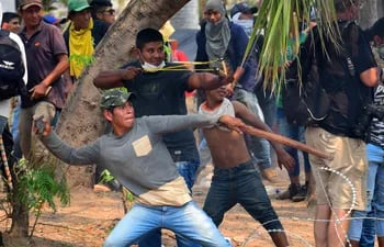 Captan a indígenas atacando a la Policía durante las protestas de hoy miércoles.
