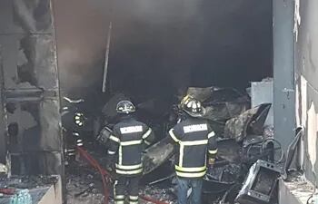 El fuego consumió todo lo que se encontraba en el interior del depósito. La mercancía y el edificio cuentan con seguro, según se informó.