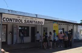Control sanitario en la cabecera paraguaya del puente internacional. El turista que ingresará a más de 50 kilómetros de la frontera y no tiene PCR debe realizar una prueba de antígenos en un laboratorio privado habilitado en el centro de fronteras, a un costo de G, 120.000.