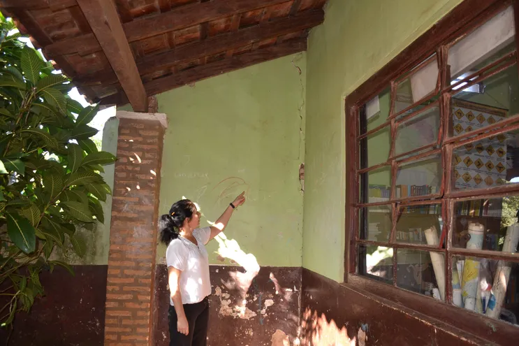 Instituciones educativas de San Juan Nepomuceno se caen y el intendente no realiza reparación, pese a contar con dinero del Fonacide.