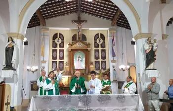 El presbítero Pedro Celestino Brítez González muestra la llave que le entregó monseñor Joaquín Robledo durante la misa de bienvenida y posesión en el cargo de párroco de Itauguá celebrada el 30 de octubre en la iglesia parroquial.