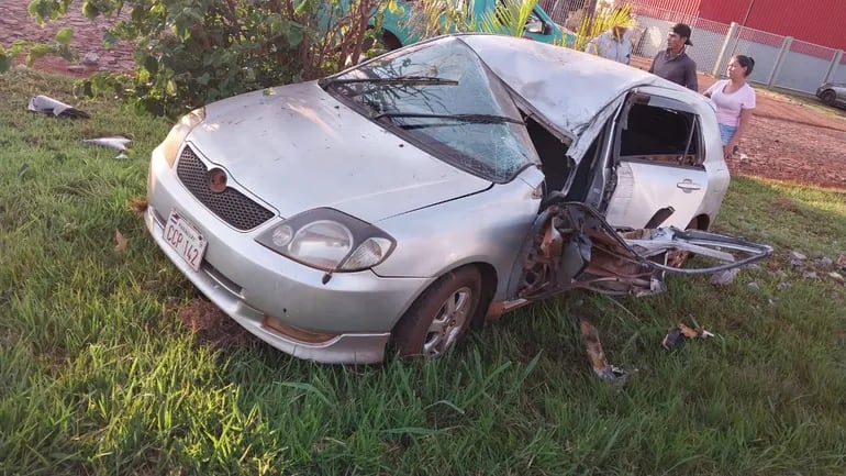 El vehículo Toyota recibió el violento impacto en el lado de la conductora.