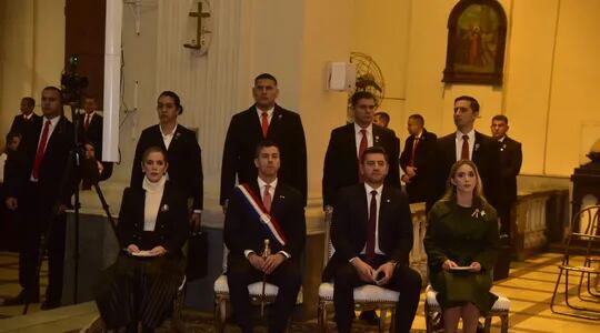El presidente Santiago Peña y el vicepresidente Pedro Alliana (c), acompañados de sus respectivas esposas en el tedeum llevado a cabo en la Catedral de Asunción, en el marco de las fiestas patrias.